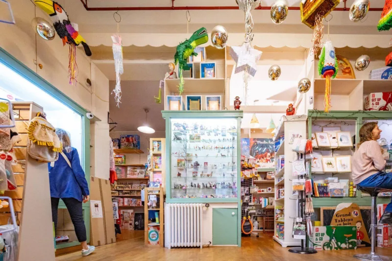 Sous le préau - magasin de jouets Paris 9