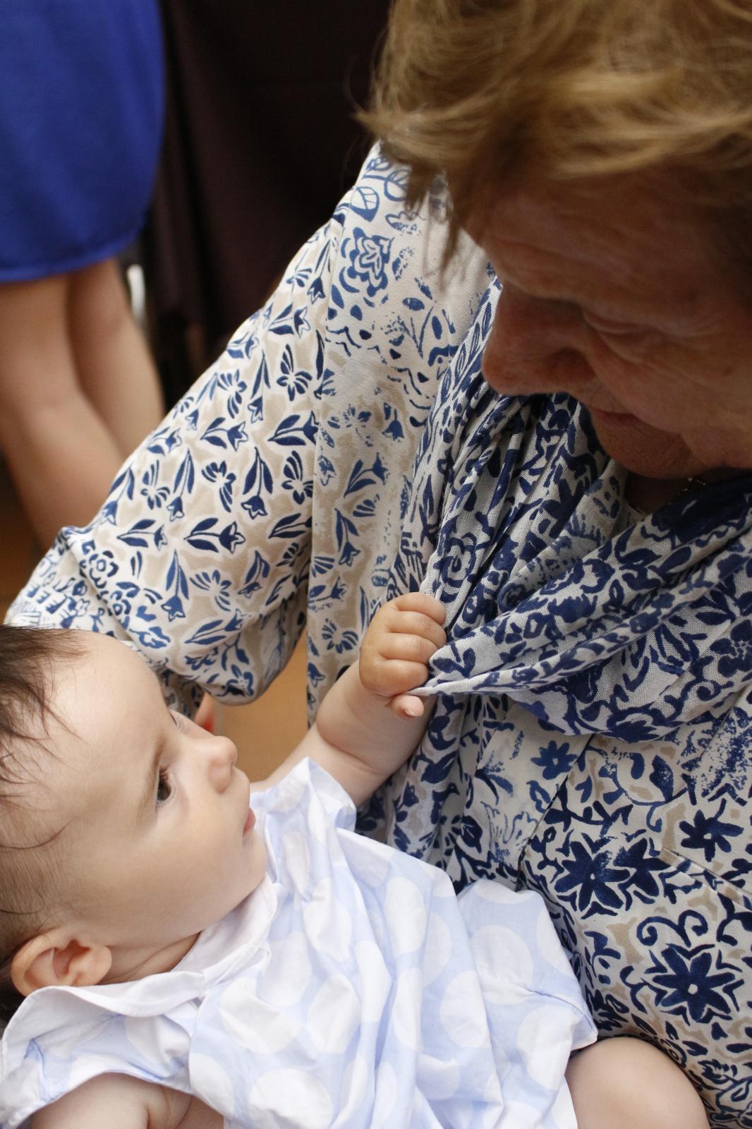 Un grand-mère admirant sa petite-fille