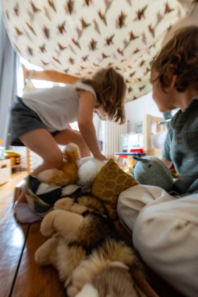 Deux enfants qui jouent