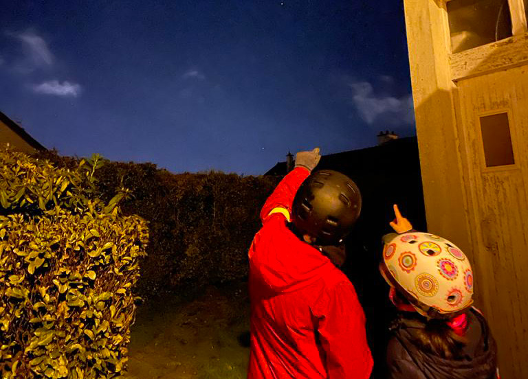 Deux enfant regardant les étoiles